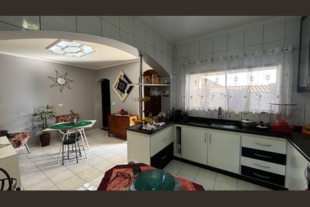 Casa à venda com 118m², 4 quartos e 4 vagas Casa à venda com 118m², 4 quartos e 4 vagasCozinha