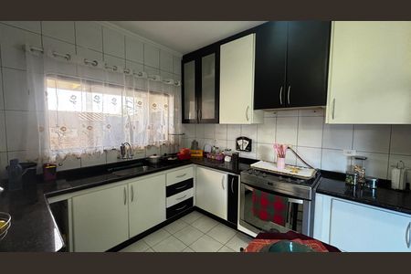 Casa à venda com 118m², 4 quartos e 4 vagas Casa à venda com 118m², 4 quartos e 4 vagasCozinha