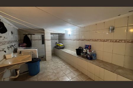 Casa à venda com 118m², 4 quartos e 4 vagas Casa à venda com 118m², 4 quartos e 4 vagasÁrea de Serviço - Porão