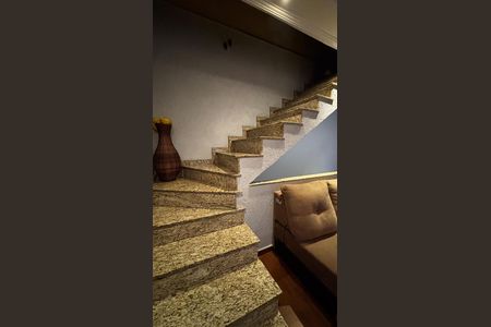 Casa à venda com 118m², 4 quartos e 4 vagas Casa à venda com 118m², 4 quartos e 4 vagasEscada