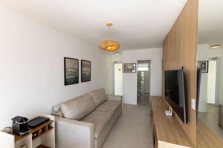 Sala de TV de casa de condomínio à venda com 2 quartos, 80m² em Vila Industrial, Nova Lima
