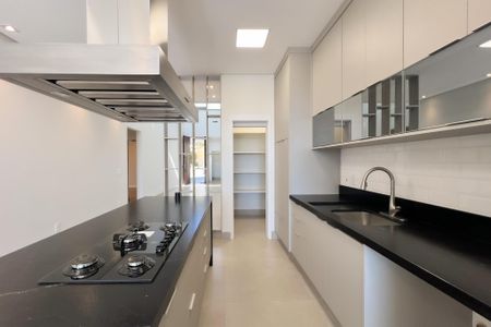 Casa de condomínio para alugar com 440m², 3 quartos e 4 vagas