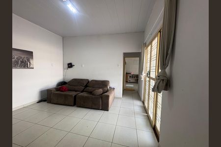 Casa à venda com 250m², 3 quartos e 7 vagas Casa à venda com 250m², 3 quartos e 7 vagasSala
