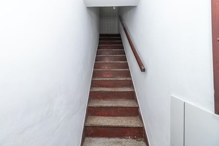 Casa para alugar com 50m², 1 quarto e 1 vaga Casa para alugar com 50m², 1 quarto e 1 vagaEscada