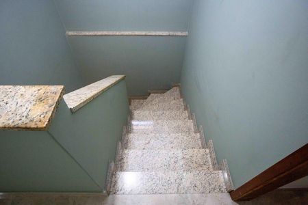 Casa à venda com 249m², 5 quartos e 4 vagasEscada