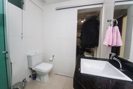 Casa de condomínio à venda com 249m², 3 quartos e 3 vagas Casa de condomínio à venda com 249m², 3 quartos e 3 vagasBanheiro casa 2