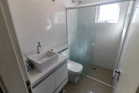 Banheiro de apartamento para alugar com 2 quartos, 50m² em Real Parque, São Paulo