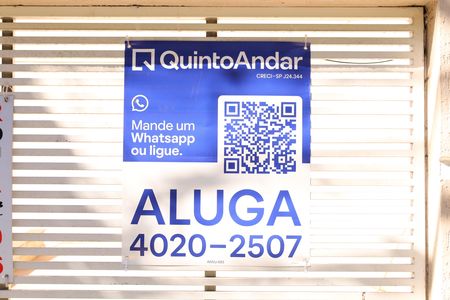 Casa de condomínio para alugar com 68m², 2 quartos e 2 vagasPlaca grande instalada na fachada do condomínio no dia 19.06.2026 - Código da placa IMWU-693