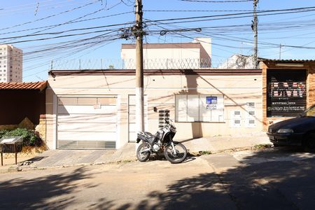Casa de condomínio para alugar com 68m², 2 quartos e 2 vagas Casa de condomínio para alugar com 68m², 2 quartos e 2 vagasPlaca grande instalada na fachada do condomínio no dia 19.06.2026 - Código da placa IMWU-693