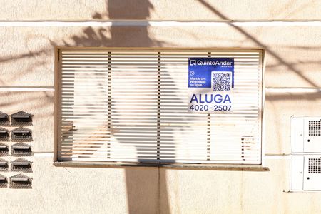 Casa de condomínio para alugar com 68m², 2 quartos e 2 vagas Casa de condomínio para alugar com 68m², 2 quartos e 2 vagasPlaca grande instalada na fachada do condomínio no dia 19.06.2026 - Código da placa IMWU-693