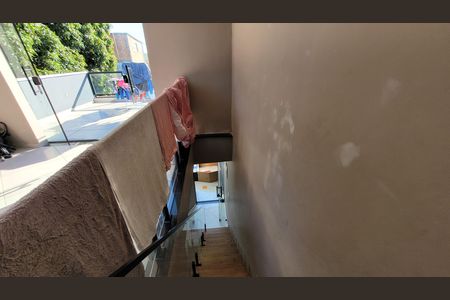 Escadas acesso 3º piso (àrea de serviço) de casa para alugar com 3 quartos, 300m² em Jardim Sao Paulo, Itaquaquecetuba