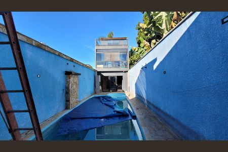 Casa para alugar com 300m², 3 quartos e 3 vagasPiscina e fachada