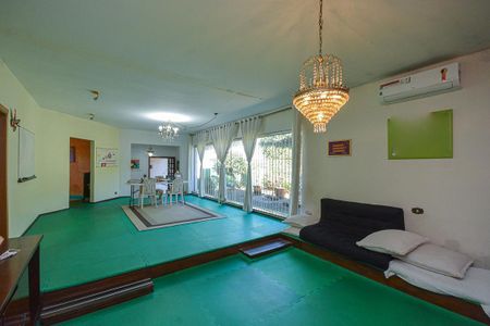 Casa à venda com 300m², 4 quartos e 3 vagas Casa à venda com 300m², 4 quartos e 3 vagasSala