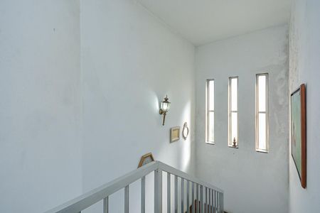 Casa à venda com 300m², 4 quartos e 3 vagas Casa à venda com 300m², 4 quartos e 3 vagasEscada