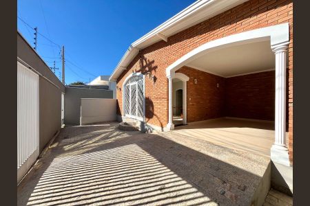 Casa à venda com 190m², 4 quartos e 2 vagas Casa à venda com 190m², 4 quartos e 2 vagasFachada casa