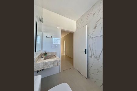 Casa à venda com 190m², 4 quartos e 2 vagas Casa à venda com 190m², 4 quartos e 2 vagasBanheiro