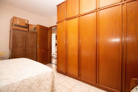 Casa à venda com 195m², 5 quartos e 2 vagasQuarto 3