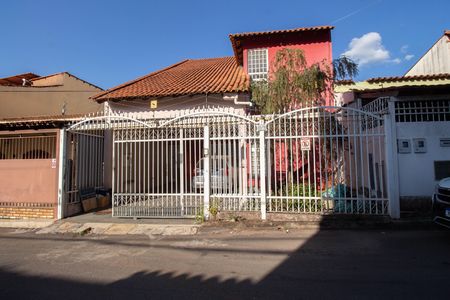 Casa à venda com 195m², 5 quartos e 2 vagasFachada
