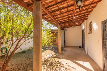 Casa para alugar com 100m², 2 quartos e 1 vagaQuintal