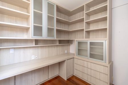 Apartamento à venda com 427m², 4 quartos e 4 vagas Apartamento à venda com 427m², 4 quartos e 4 vagasQuarto 1