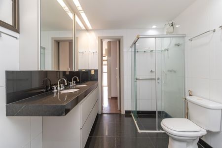 Apartamento à venda com 427m², 4 quartos e 4 vagas Apartamento à venda com 427m², 4 quartos e 4 vagasBanheiro da Suíte 1