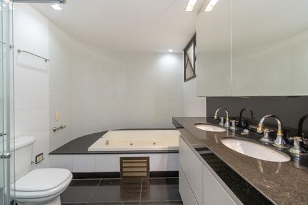 Apartamento à venda com 427m², 4 quartos e 4 vagas Apartamento à venda com 427m², 4 quartos e 4 vagasBanheiro da Suíte 1