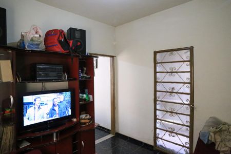 Sala de TV de casa à venda com 2 quartos, 120m² em Pirajá, Belo Horizonte
