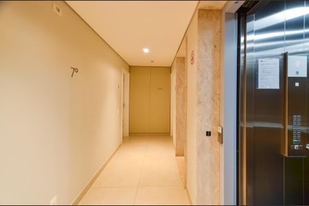 Apartamento à venda com 70m², 2 quartos e 4 vagas Apartamento à venda com 70m², 2 quartos e 4 vagasHall de Entrada