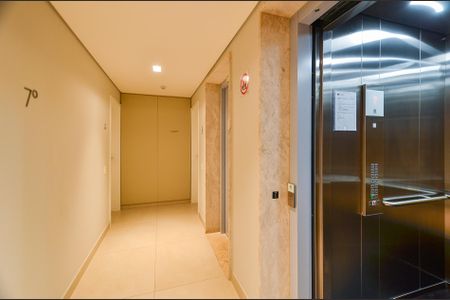 Apartamento à venda com 70m², 2 quartos e 4 vagas Apartamento à venda com 70m², 2 quartos e 4 vagasHall de Entrada