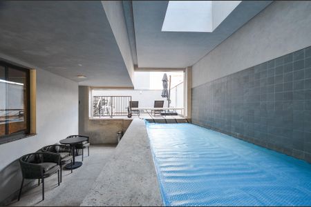 Apartamento à venda com 70m², 2 quartos e 4 vagas Apartamento à venda com 70m², 2 quartos e 4 vagasÁrea comum - Piscina