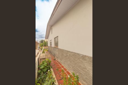 Casa à venda com 136m², 2 quartos e 2 vagasFachada/Lateral