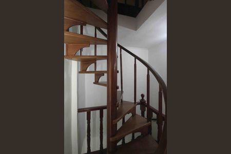 Casa de condomínio à venda com 300m², 4 quartos e 2 vagasEscada