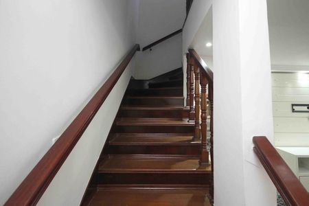 Casa de condomínio à venda com 300m², 4 quartos e 2 vagasEscada