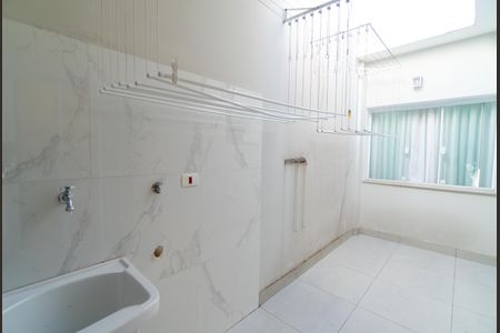 Casa para alugar com 320m², 3 quartos e 1 vaga Casa para alugar com 320m², 3 quartos e 1 vagaLavanderia