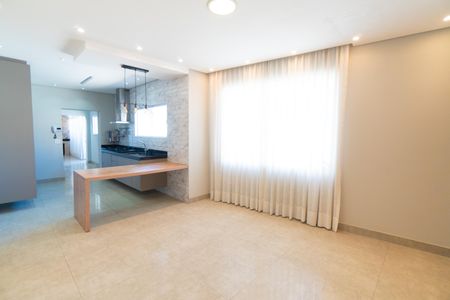 Casa para alugar com 320m², 3 quartos e 1 vaga Casa para alugar com 320m², 3 quartos e 1 vagaSala/Cozinha