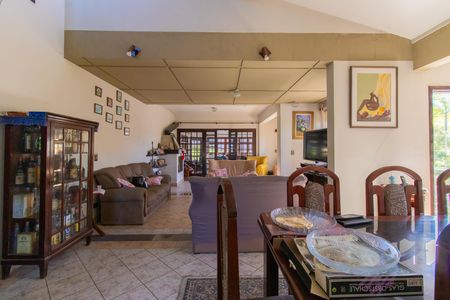 Casa de condomínio para alugar com 270m², 6 quartos e 4 vagas Casa de condomínio para alugar com 270m², 6 quartos e 4 vagasSala