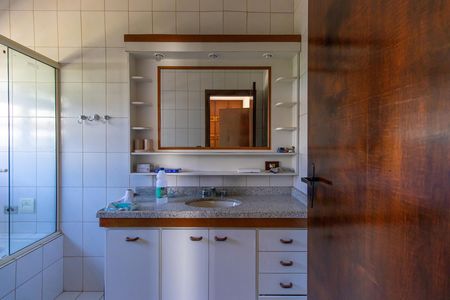 Casa de condomínio para alugar com 270m², 6 quartos e 4 vagas Casa de condomínio para alugar com 270m², 6 quartos e 4 vagasBanheiro do Quarto 2 - Suíte