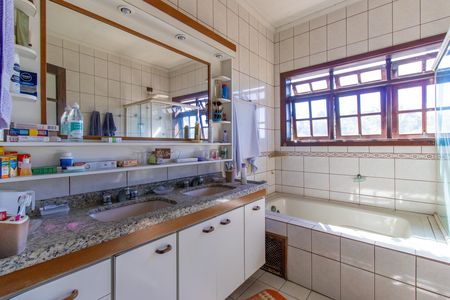 Casa de condomínio para alugar com 270m², 6 quartos e 4 vagas Casa de condomínio para alugar com 270m², 6 quartos e 4 vagasBanheiro do Quarto 3 - Suíte
