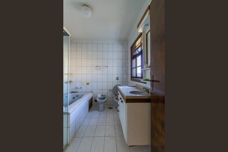 Casa de condomínio para alugar com 270m², 6 quartos e 4 vagas Casa de condomínio para alugar com 270m², 6 quartos e 4 vagasBanheiro do Quarto 1 - Suíte