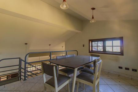 Casa de condomínio para alugar com 270m², 6 quartos e 4 vagas Casa de condomínio para alugar com 270m², 6 quartos e 4 vagasEspaço andar superior