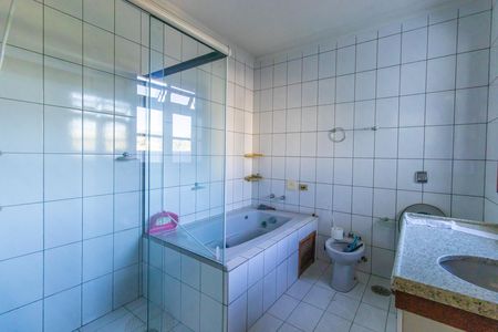 Casa de condomínio para alugar com 270m², 6 quartos e 4 vagas Casa de condomínio para alugar com 270m², 6 quartos e 4 vagasBanheiro do Quarto 1 - Suíte