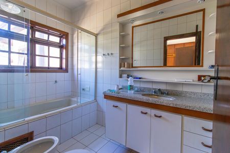 Casa de condomínio para alugar com 270m², 6 quartos e 4 vagas Casa de condomínio para alugar com 270m², 6 quartos e 4 vagasBanheiro do Quarto 2 - Suíte