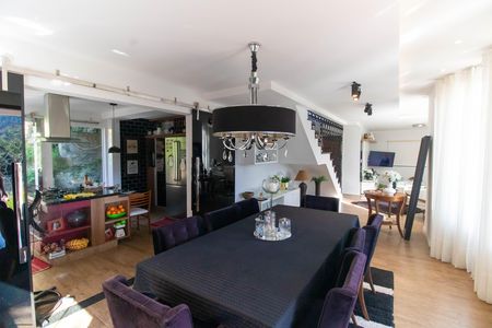 Sala de casa de condomínio para alugar com 5 quartos, 672m² em Pendotiba, Niterói