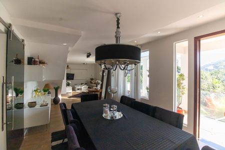 Sala de casa de condomínio para alugar com 5 quartos, 672m² em Pendotiba, Niterói