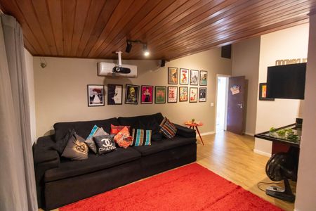 Casa de condomínio para alugar com 672m², 5 quartos e 2 vagasSala de TV