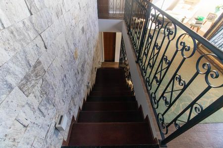 Casa de condomínio para alugar com 672m², 5 quartos e 2 vagasEscada 