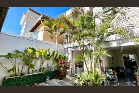 Casa à venda com 190m², 3 quartos e 3 vagas Casa à venda com 190m², 3 quartos e 3 vagasGaragem