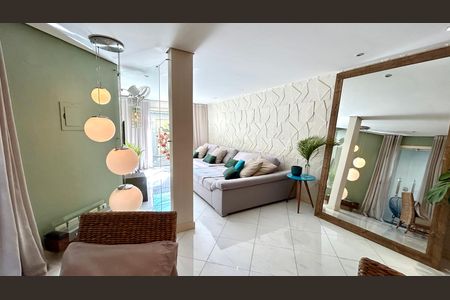 Casa à venda com 190m², 3 quartos e 3 vagas Casa à venda com 190m², 3 quartos e 3 vagasSala