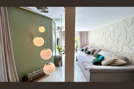 Casa à venda com 190m², 3 quartos e 3 vagas Casa à venda com 190m², 3 quartos e 3 vagasSala