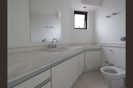 Apartamento à venda com 286m², 4 quartos e 5 vagasBanheiro da Suíte 1